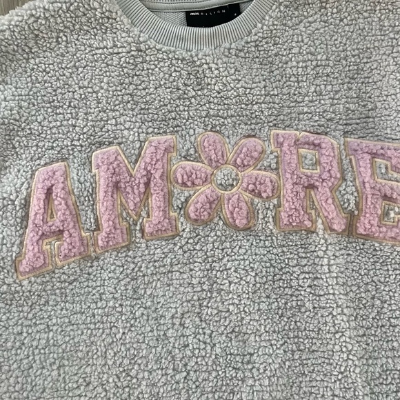 ASOS DESIGN Men’s Oversized Sweatshirt With Amore Boucle Print On Chest Size M - Picture 9 of 12